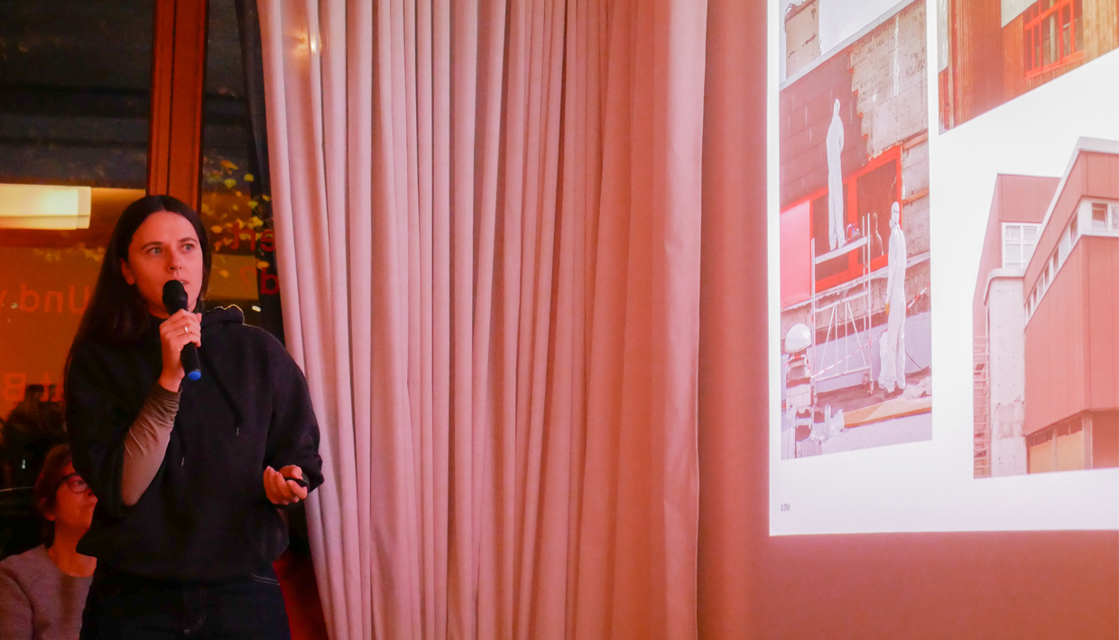 Moderatorin vor Präsentation